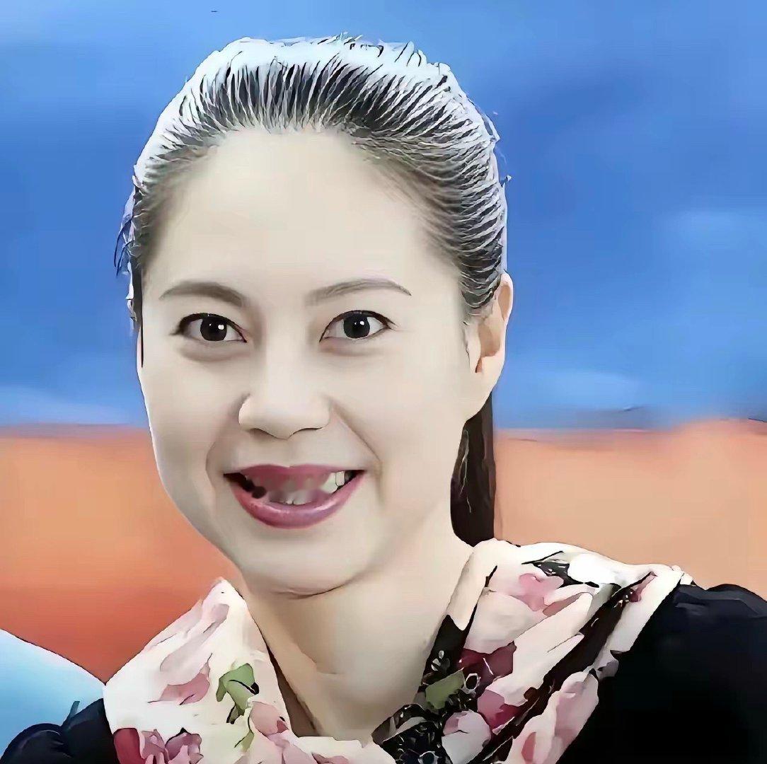 她在比赛期间叛逃美国，令中国队遭受重创，32年后回国，目的不是道歉而是圈钱，北京