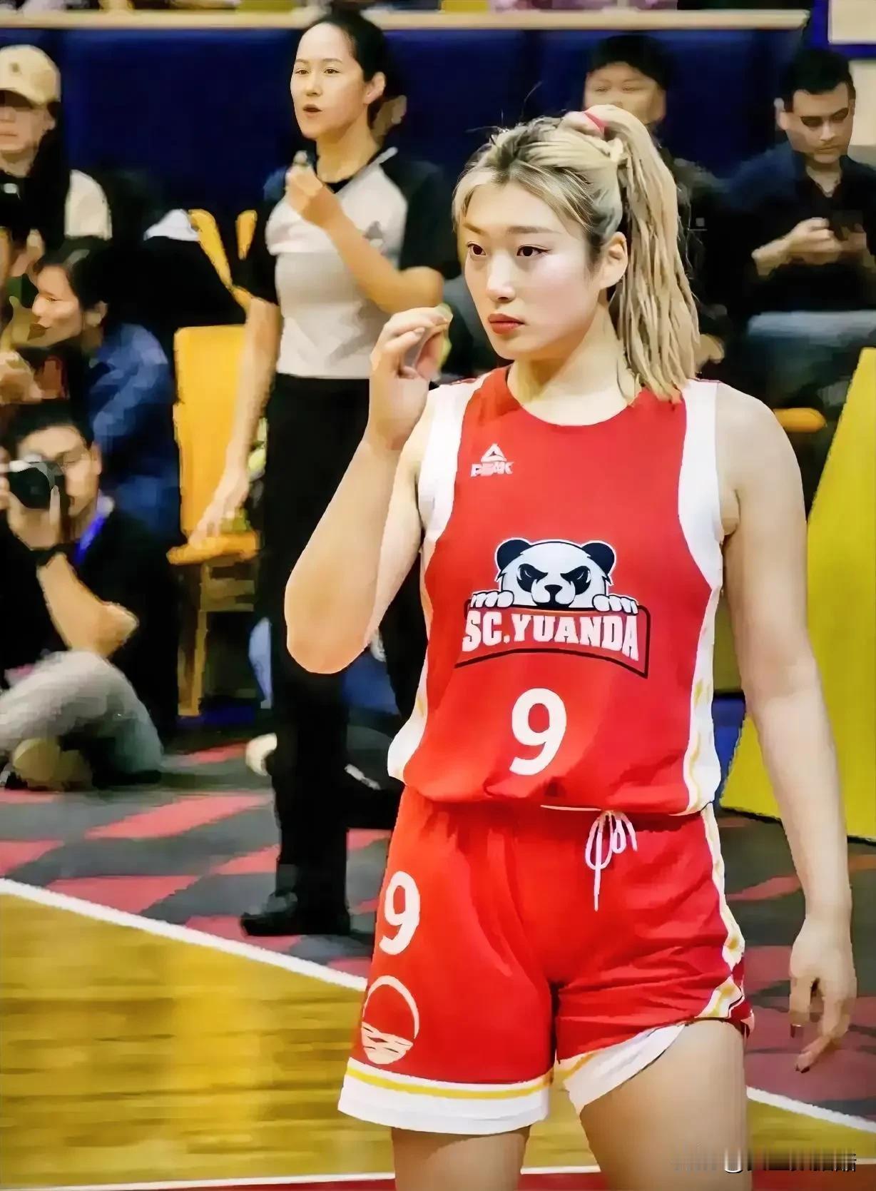 中国女篮前锋李梦的三大特点和致命缺陷！

三大特点：
1、身强力壮，球风硬朗，技
