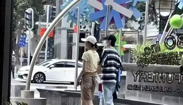 许嵩宣布结婚，小14岁妻子被扒，颜值漂亮身材好，父母身份不简单