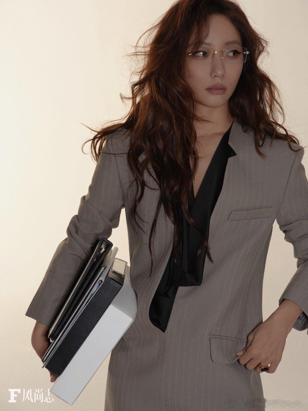 王珞丹换风格了  哇塞！王珞丹风尚志封面大变身，知性不再，精致干练职场风来袭。那
