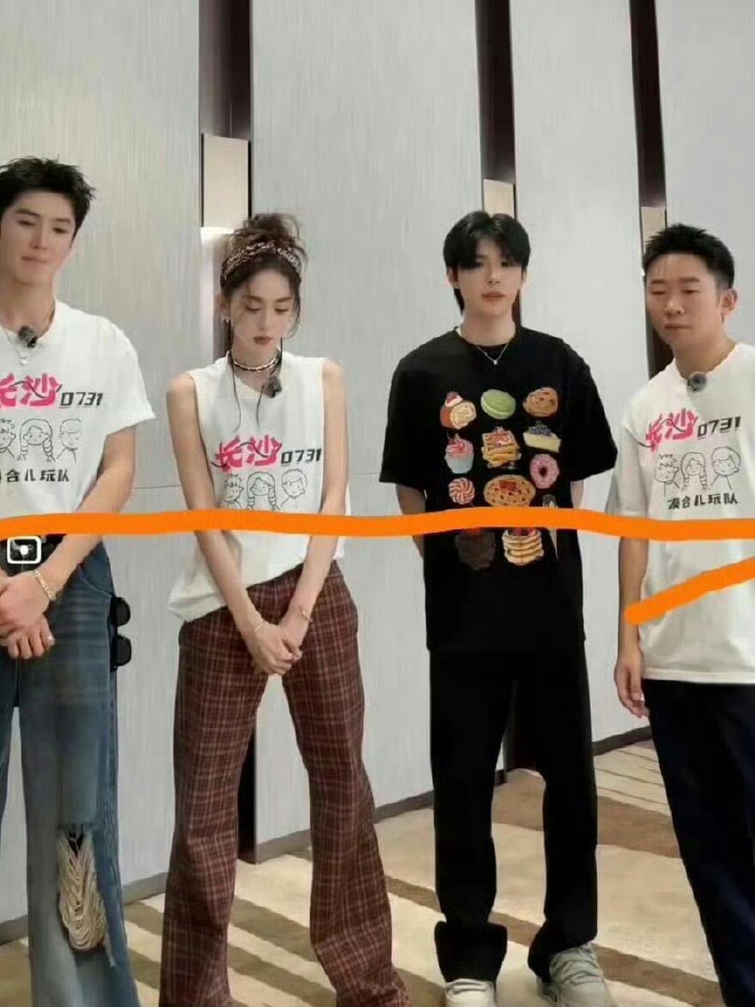 不好意思，在杨迪出来之前，我以为这张合照拉过腿的 ​​​