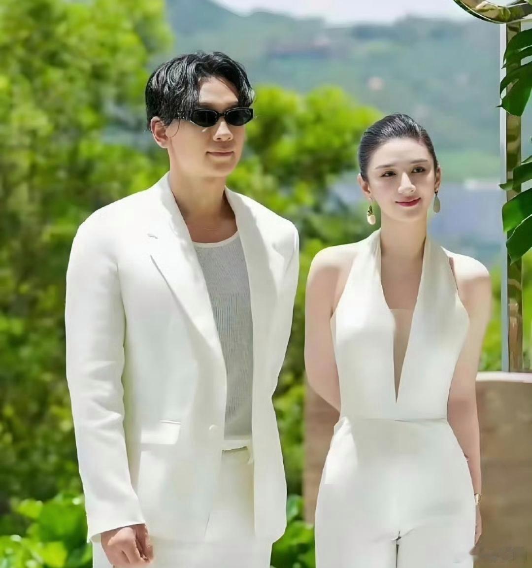 黄奕站Rain旁边，瞬间成韩剧女主。 