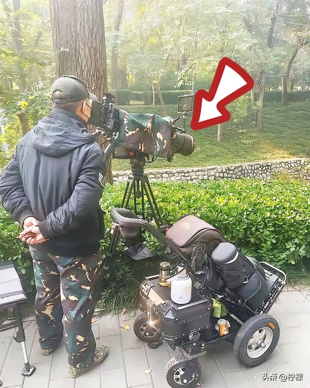 在公园偶遇一大爷在照相，
长枪短炮一大堆。出于好奇我凑上去问：这设备得四五万吧？