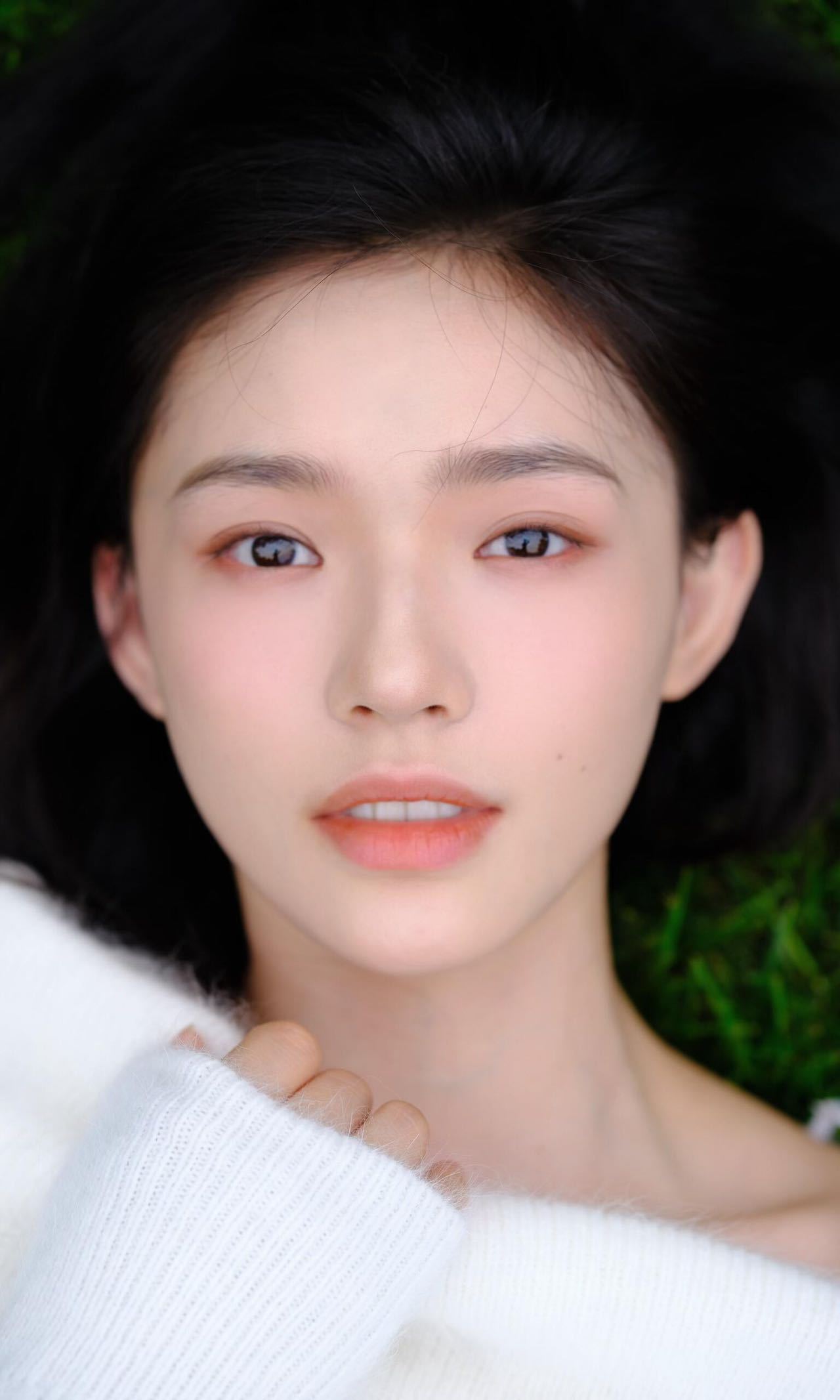 林允今日更新全屏图，越素越美丽 ​​​
