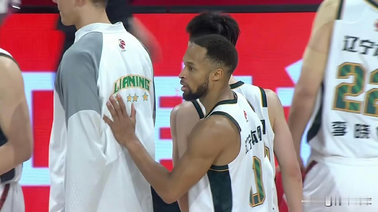 布朗真是又香又臭啊！

今晚辽宁男篮客场对阵深圳男篮的比赛，最后1分钟，辽宁男篮