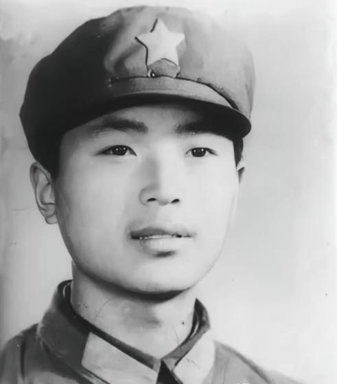 1985年，老山前线，17岁战士顾克路，被越军炮弹炸成“两截”，副连长孙兆群大喊