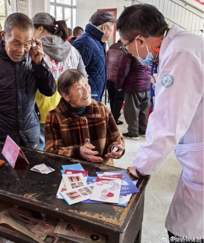 台州志愿者以医者仁心守护村民健康 此次活动把健康服务送到基层一线，切实解决村民就