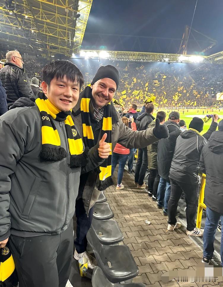 多特蒙德足球俱乐部放了一张波尔和樊振东没见过的合影！
笑死，多特蒙德俱乐部号称世
