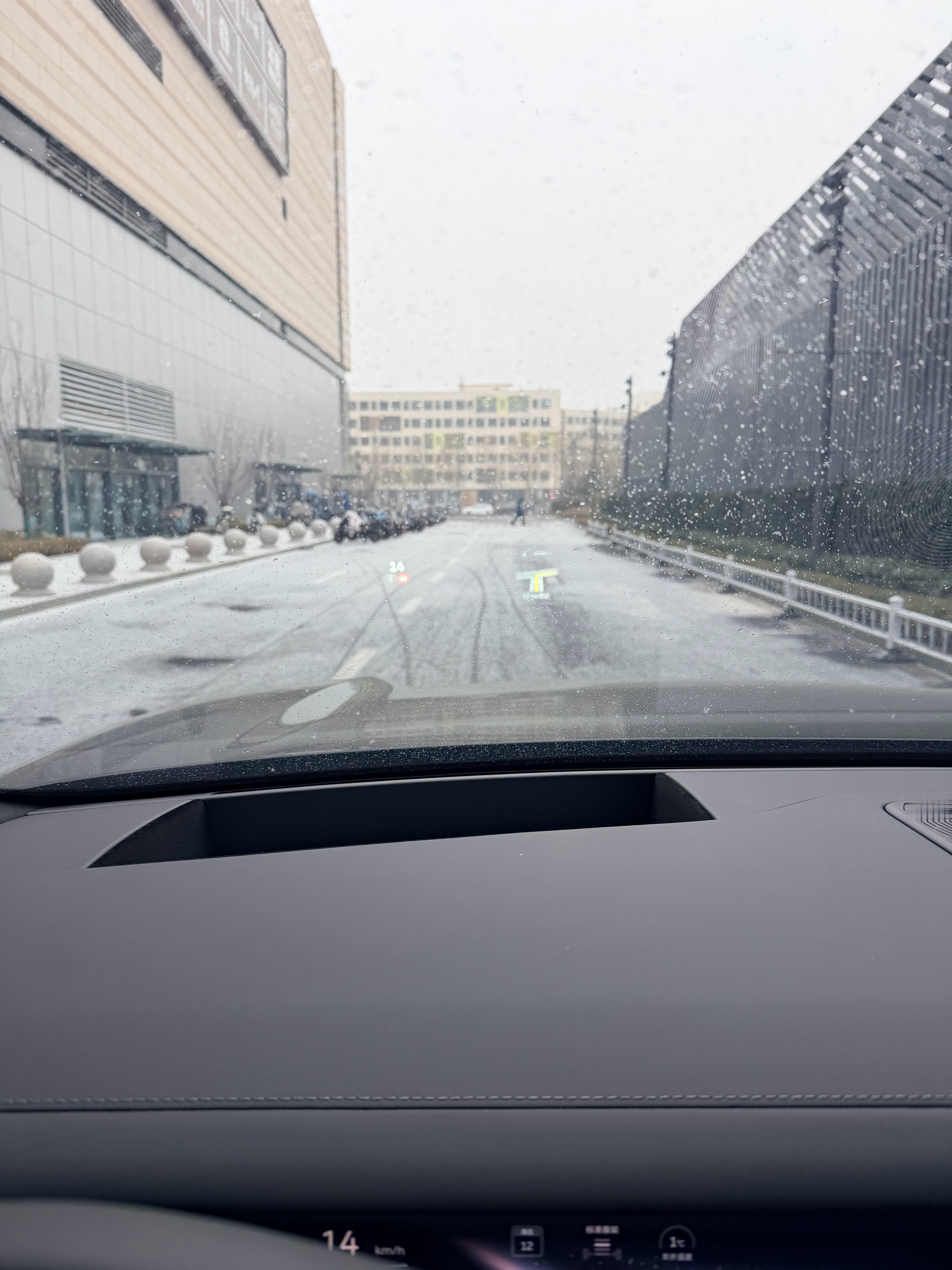 下起来了。今年冬天第一场雪。北京下雪