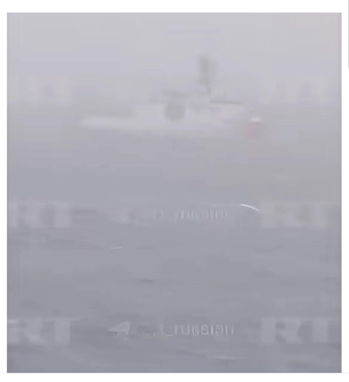 经过两周多的跨大西洋追逐，美国扣押一艘与委内瑞拉有关联的油轮。
此前，这艘油轮（