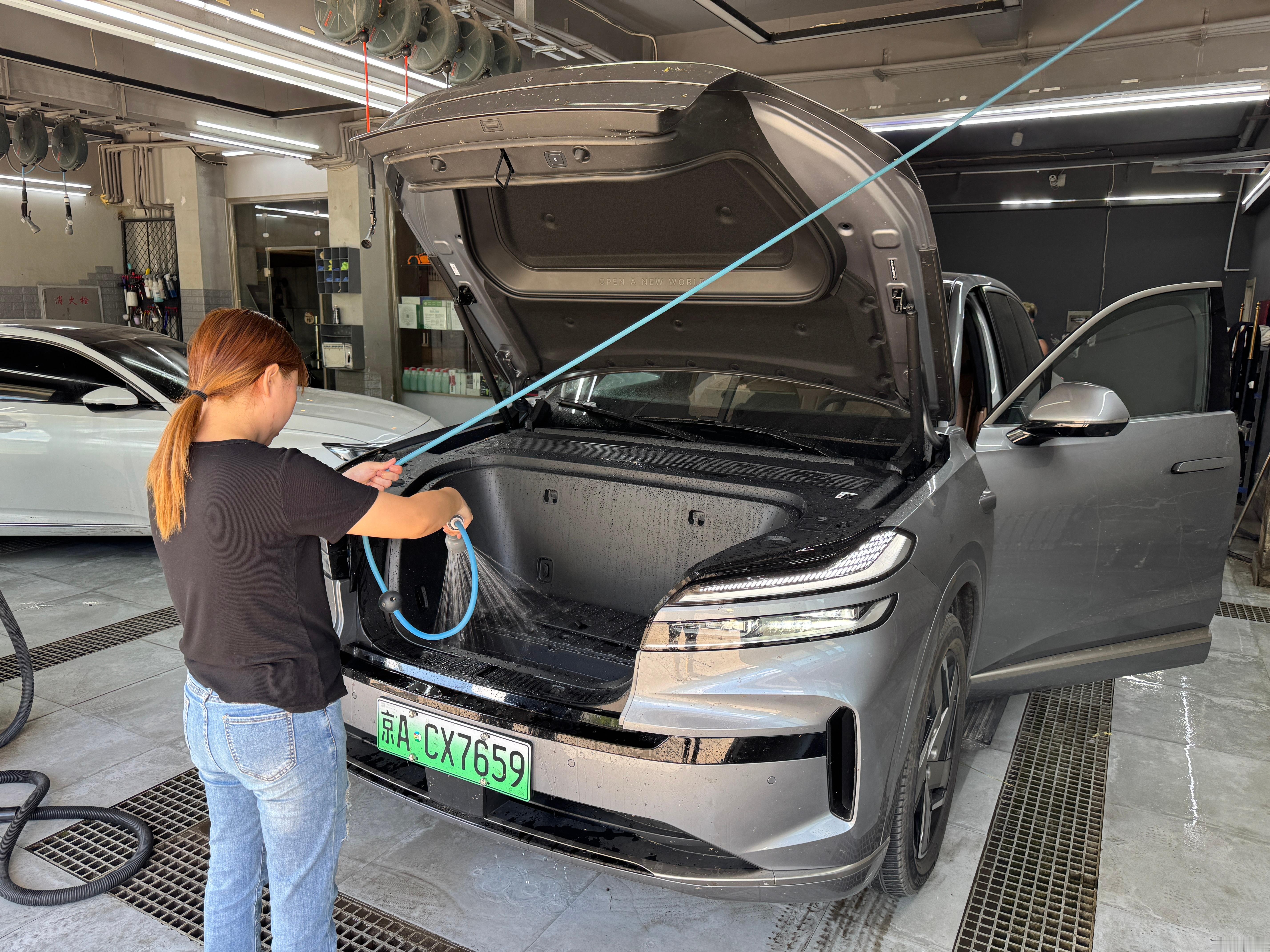 在内蒙第一次正儿八经给 L90 洗车，我把前机盖打开让老板放心大胆的用水冲，老板