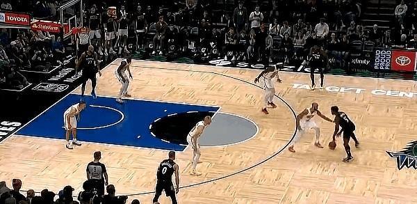 失误变绝杀，华子这球太硬气了！
爱德华兹弧顶胯下运球时不慎砸脚失误，他及时捡起并