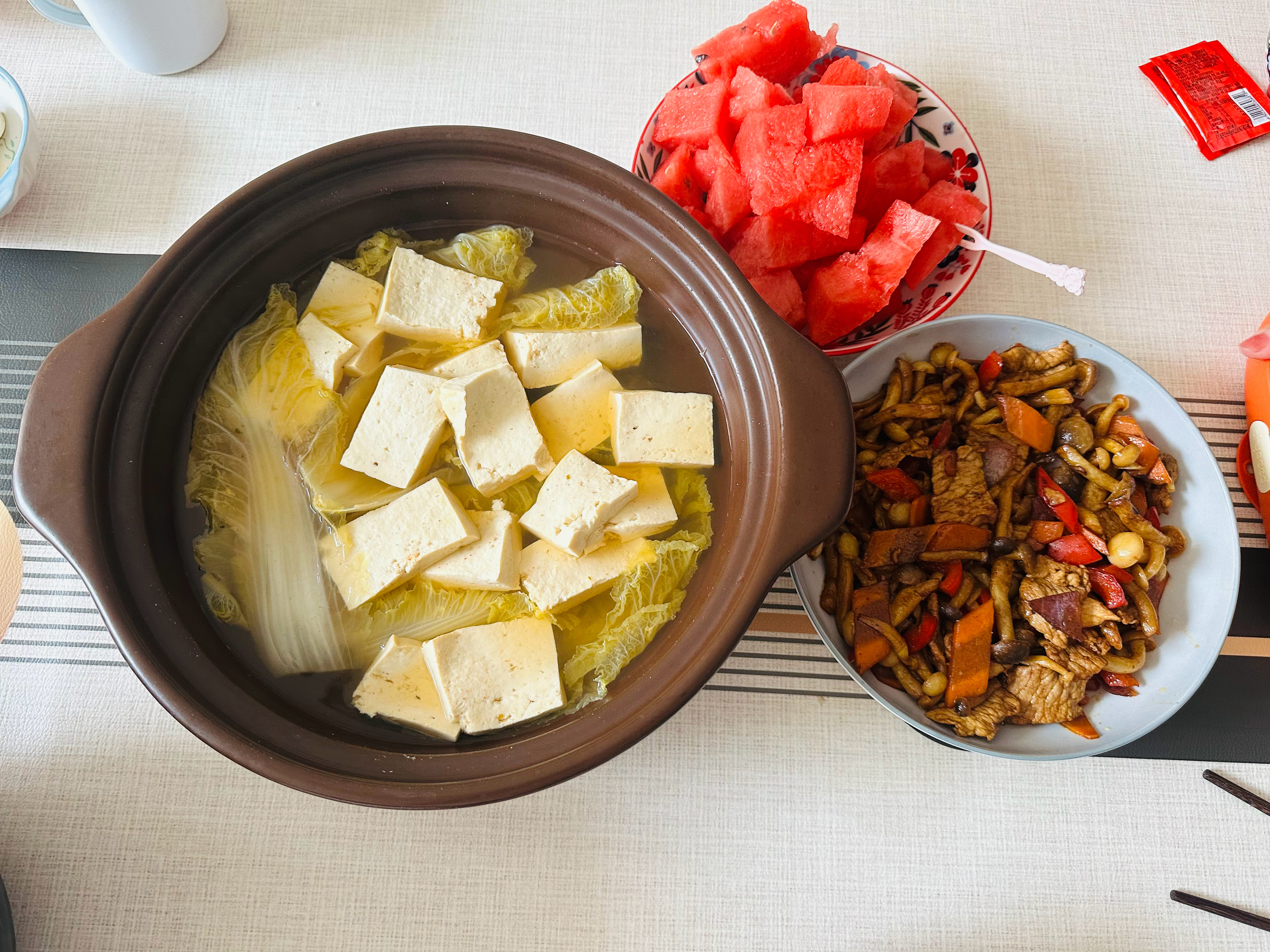 早安午安，勿忘心安。午餐，白菜汤、木耳炒肉、冰镇西瓜🍉最近减肥，以养生餐为主。