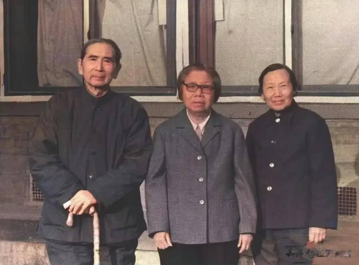 1982年，邓颖超与周恩来弟弟周恩寿及弟媳妇合影。周恩寿是周恩来的胞弟，比周恩来