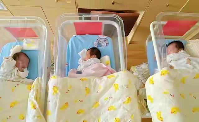 三胞胎喜讯：全家本以为要添三个小子，没想到成了“女神团”！
仨闺女一块儿哭起来那