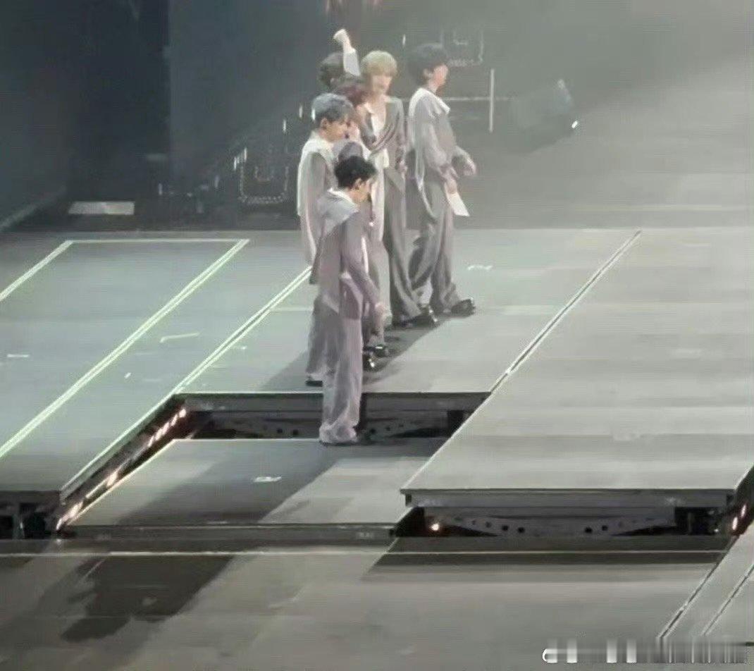 时代少年团演唱会升降台故障 