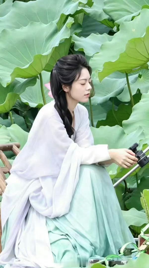 李清照选角要不看看赵今麦呢暑期嘉年华赵今麦古装自带清冷书卷气质，一念江南路透氛围