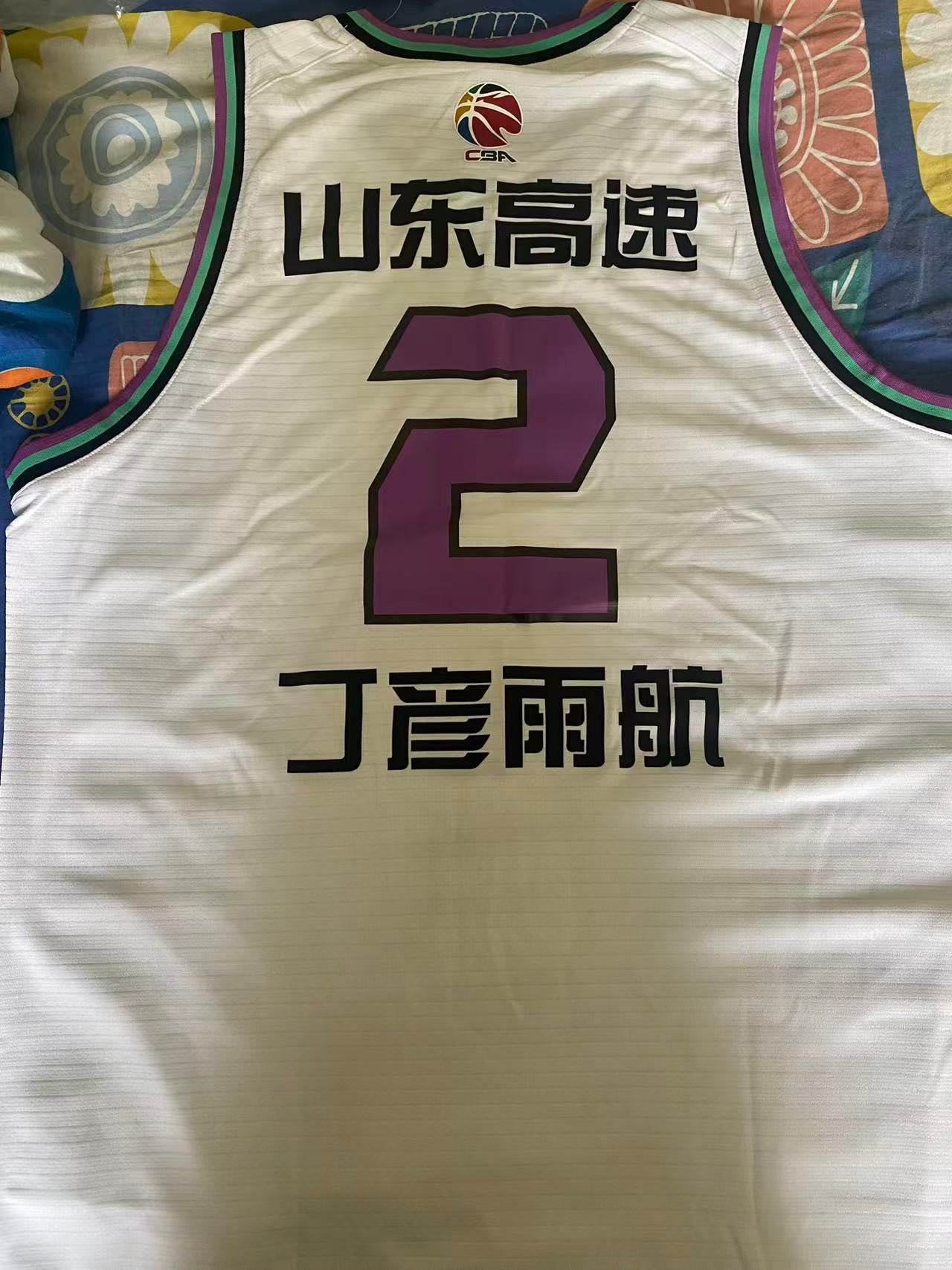 弟弟的同学是小丁的队医，几年前混了件签名球衣，在山东的丁彦雨航是真厉害丁彦雨航退