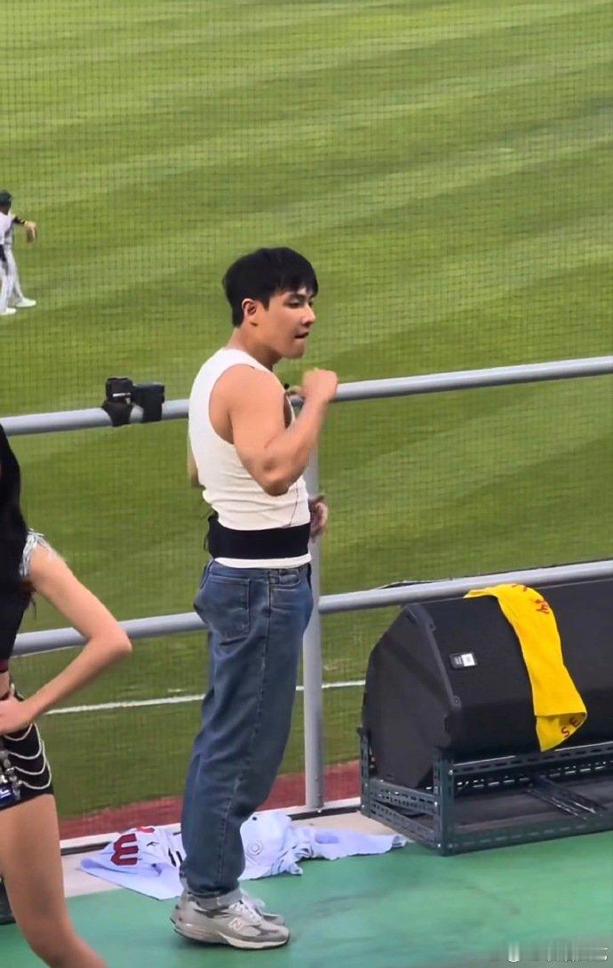 李准现在练这么壮了李准身材 李准身材，怎么有点油腻了 