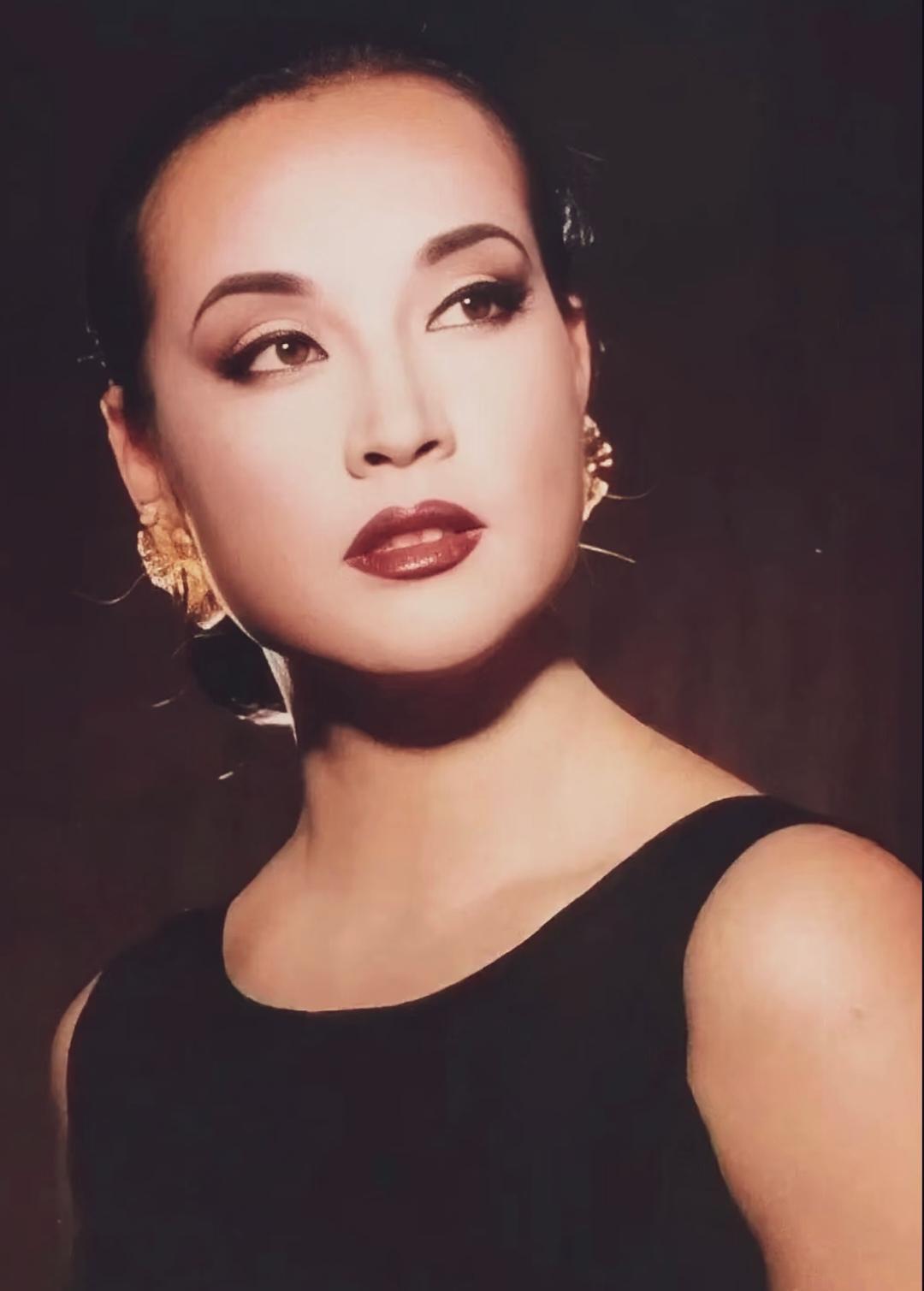 同时期的女星比她美的很多，但刘晓庆身上有种向上的力量，一般的美女比不了。