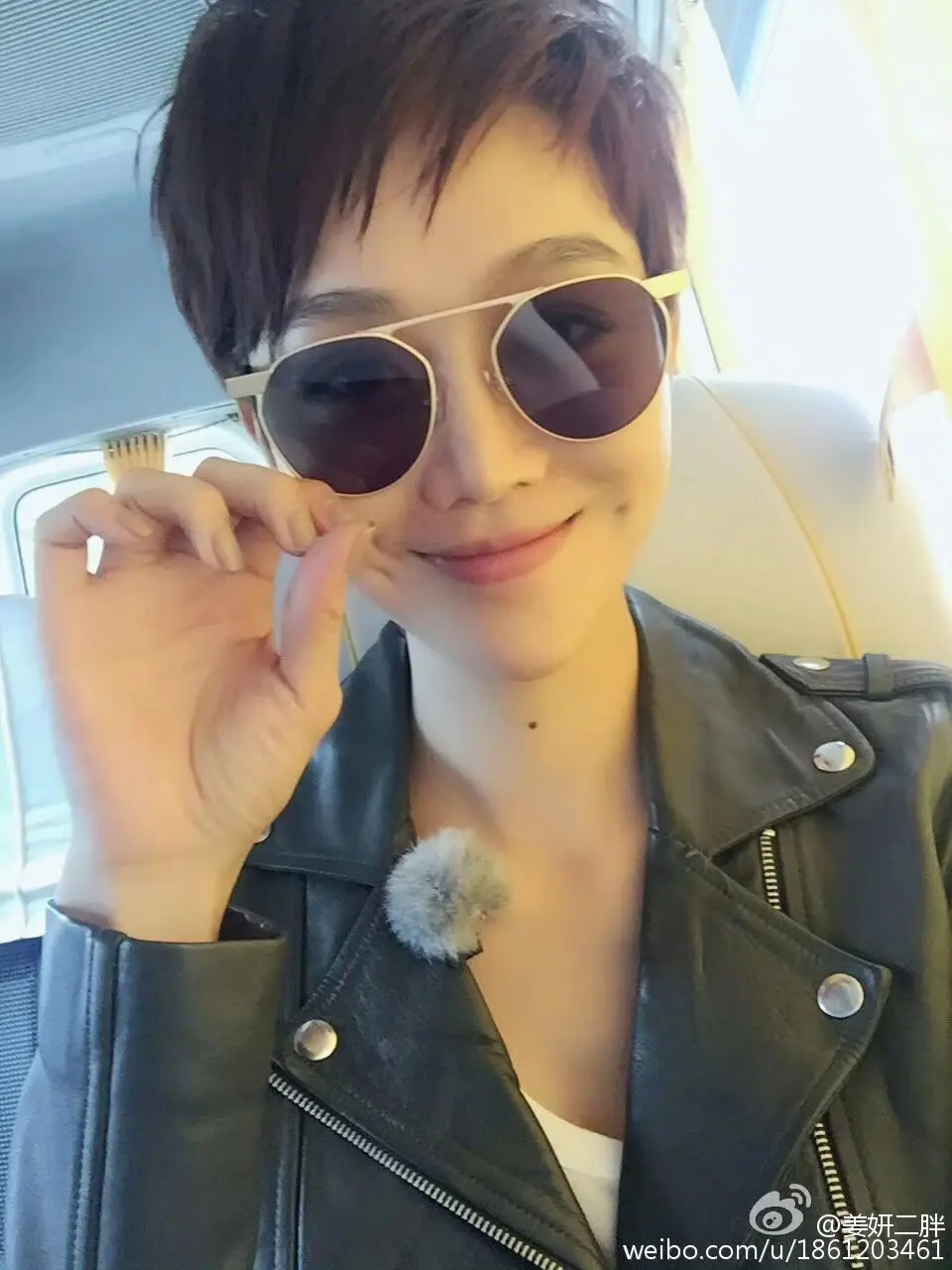 穿皮衣戴墨镜的姜妍。