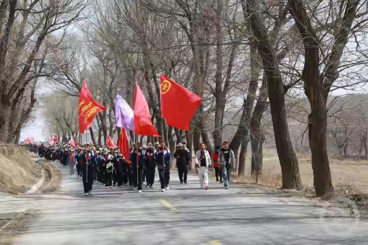 用行动赓续红色基因的使命担当，用脚步叩问滚烫初心的豪情壮志，用汗水浇灌青春年华的