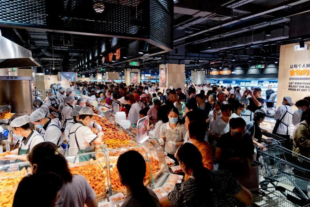 关闭年赚1亿的店 胖东来把桌子掀了 之前15年的时候在新乡就遇到过这事，本来年租