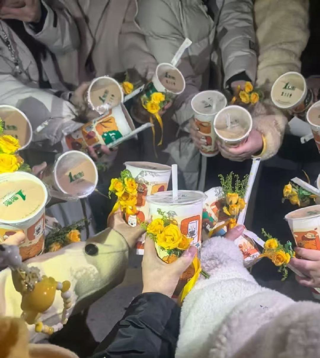 田栩宁逆应援给粉丝买奶茶 太贴心了这个田栩宁～冬日的热奶茶太暖了！ 