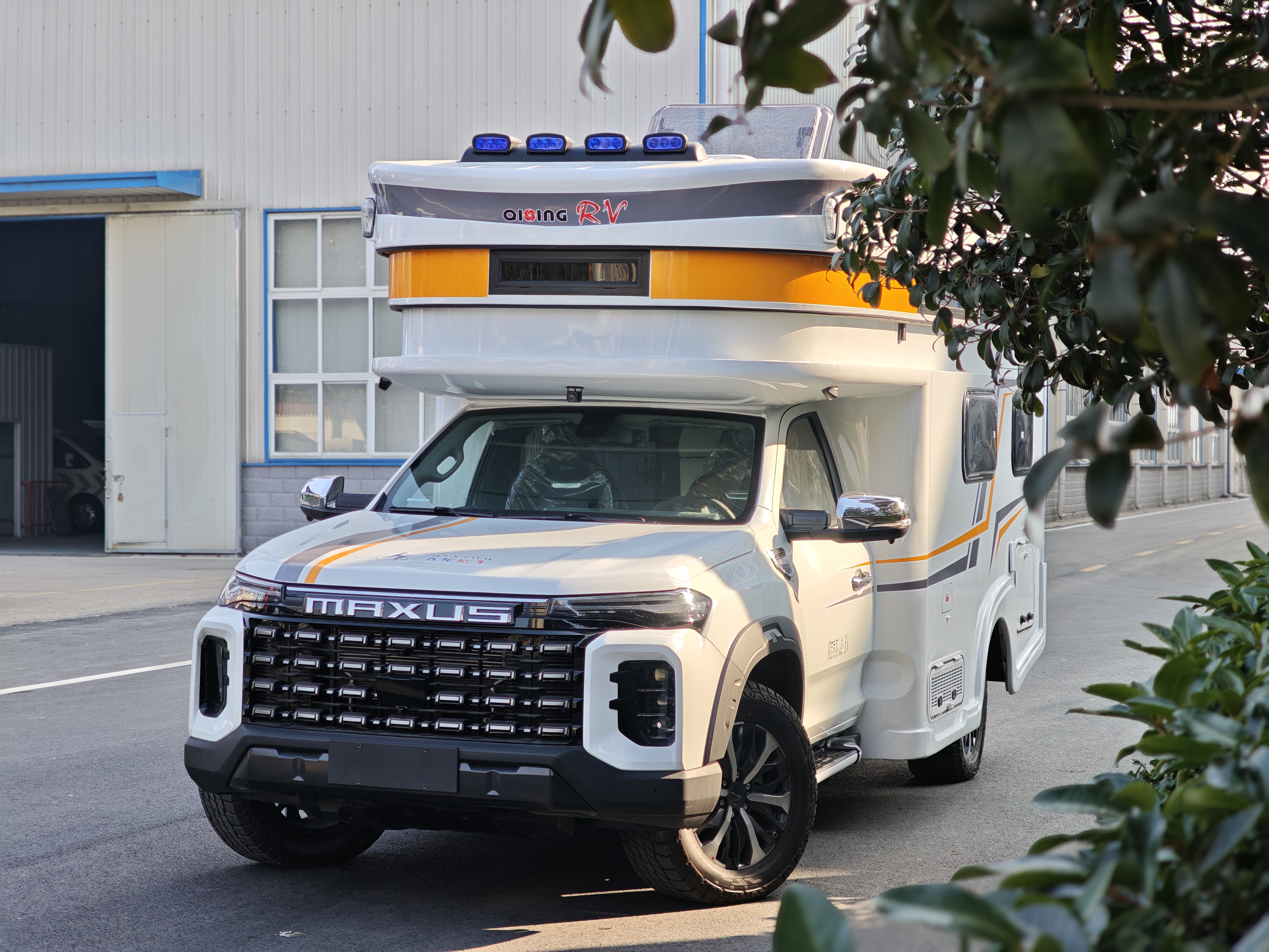 这台四驱房车绝了！硬升顶+全铝车身，地库随便进，越野还能打