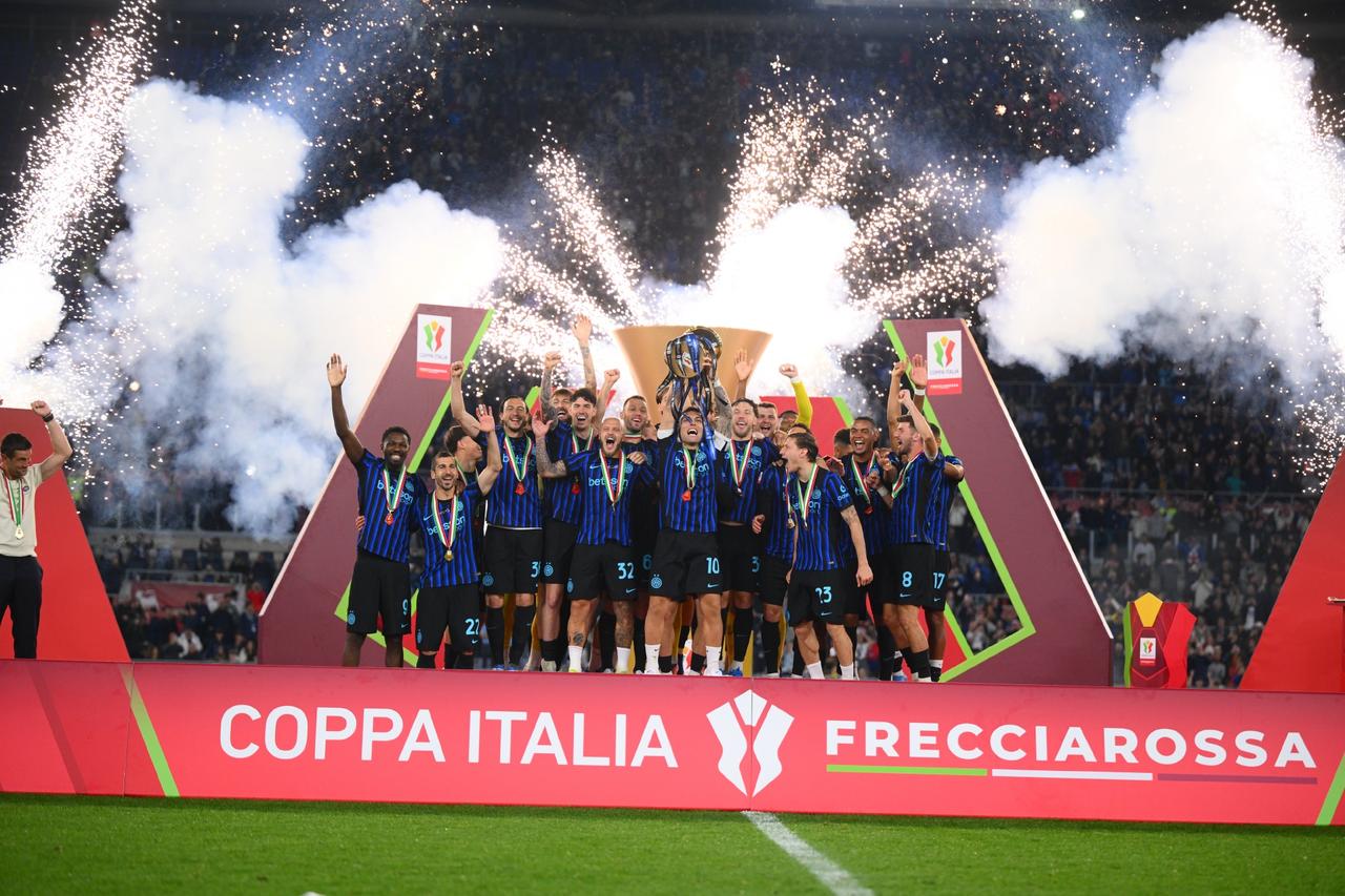 我们的队长高高举起了冠军奖杯！🏆🇮🇹