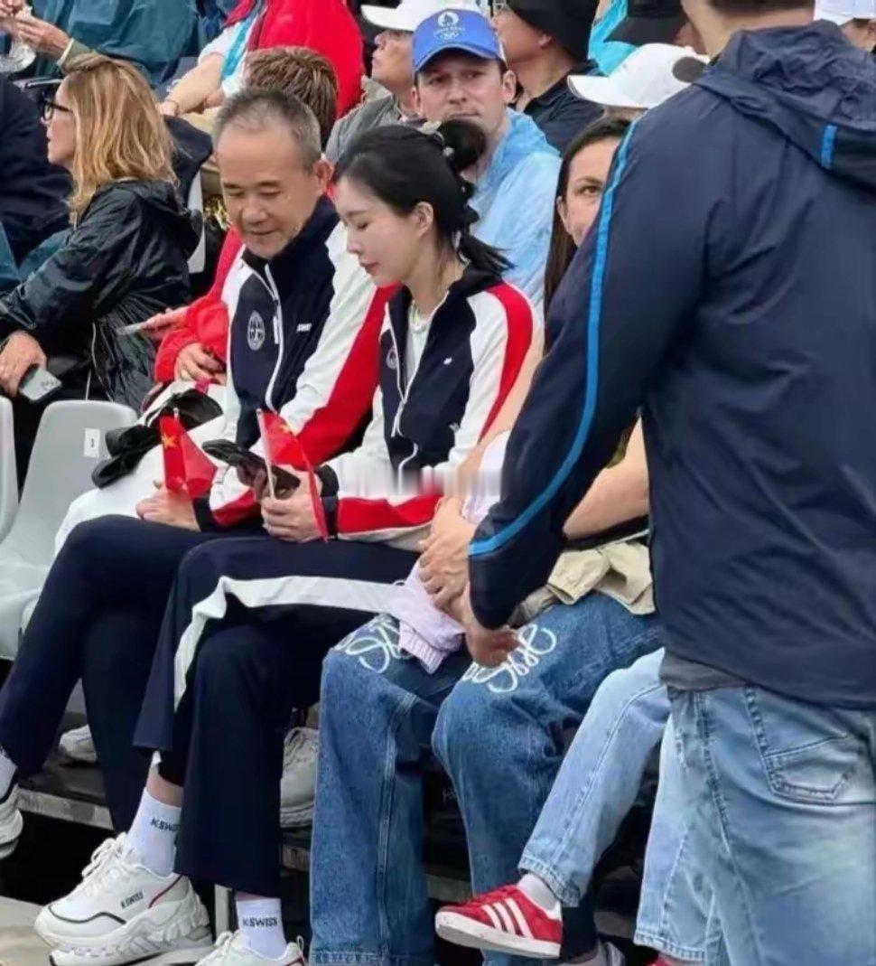 73岁王石和小他30岁娇妻看奥运，娇妻貌美如花身材凹凸有致，老王真是老而弥坚！ 