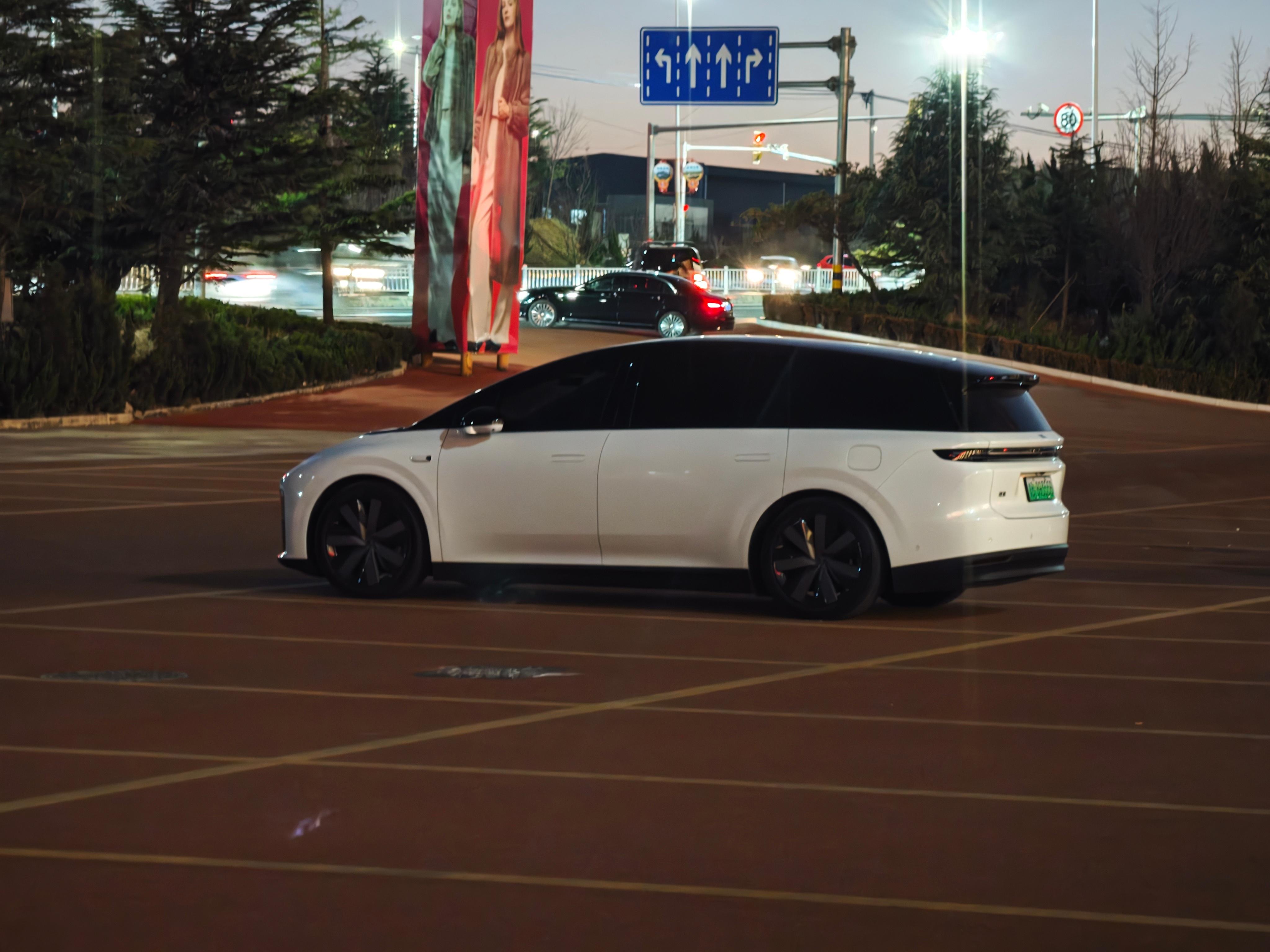 理想i8的辨识度还是很高的，我停在停车场去买东西，买完东西打眼一瞅就能看到车。 