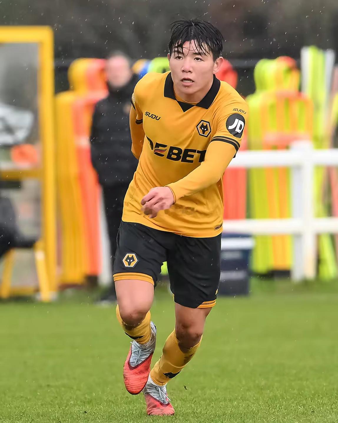 4月24日讯 英超狼队的青训营官方社媒发布声明指出：目前租借在巴恩斯利U21队的