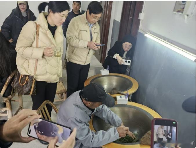 老手艺变身台州共富新技能非遗传承人徐世溪领衔手工制茶，工坊开设弹性课堂培训老人，