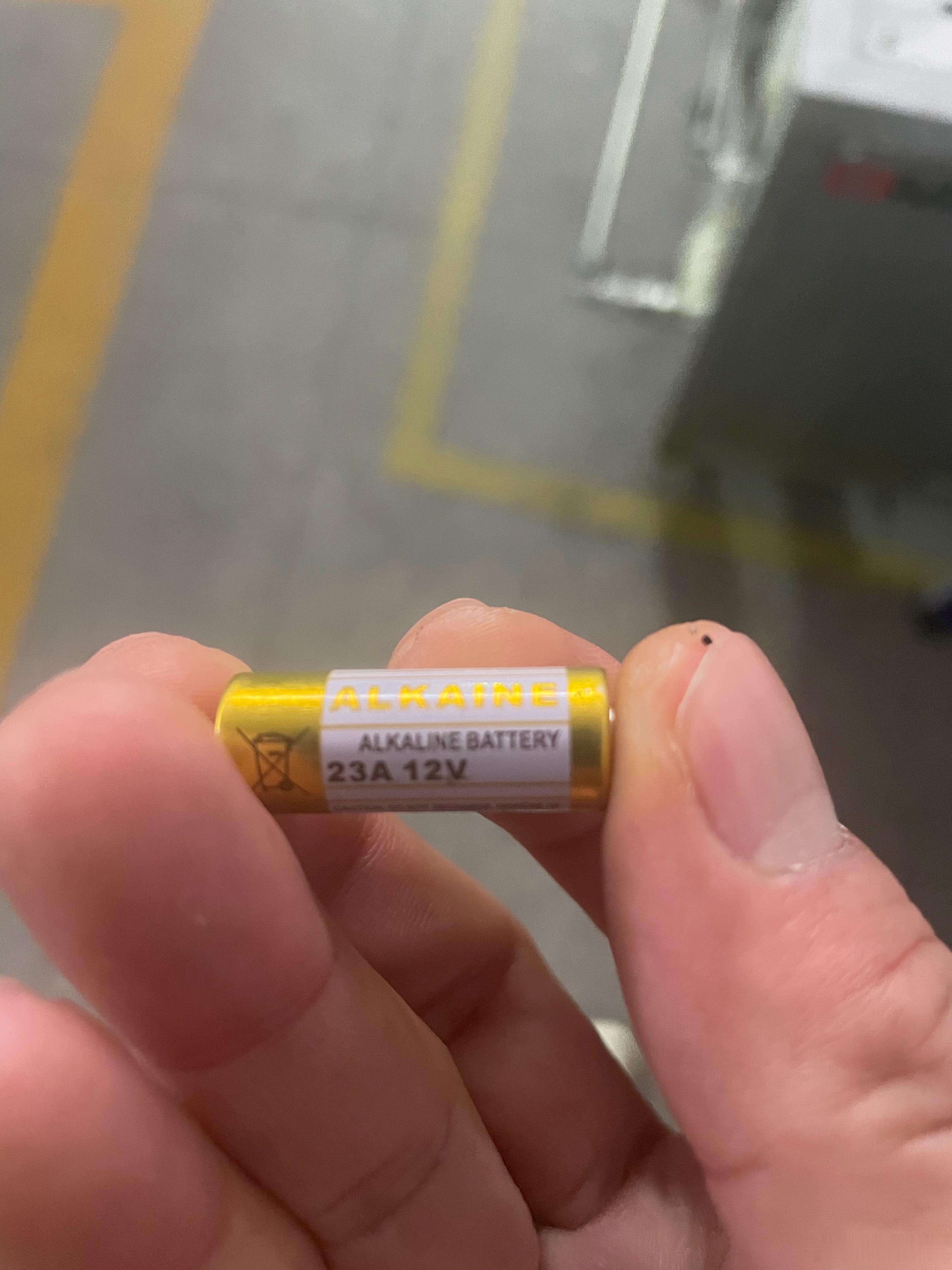 在车间溜达，看到一颗干电池，指甲盖大小吧，我一看12v，13A，这么凶猛的么 