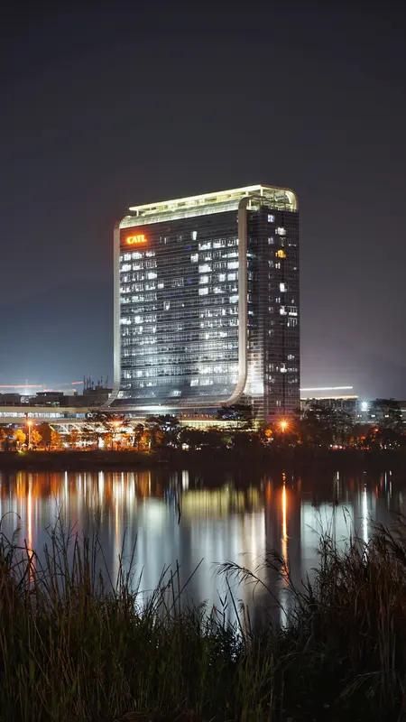 宋清辉指出宁德时代面临三大挑战，其高速增长期可能已过。从行业看，新能源车渗透率提