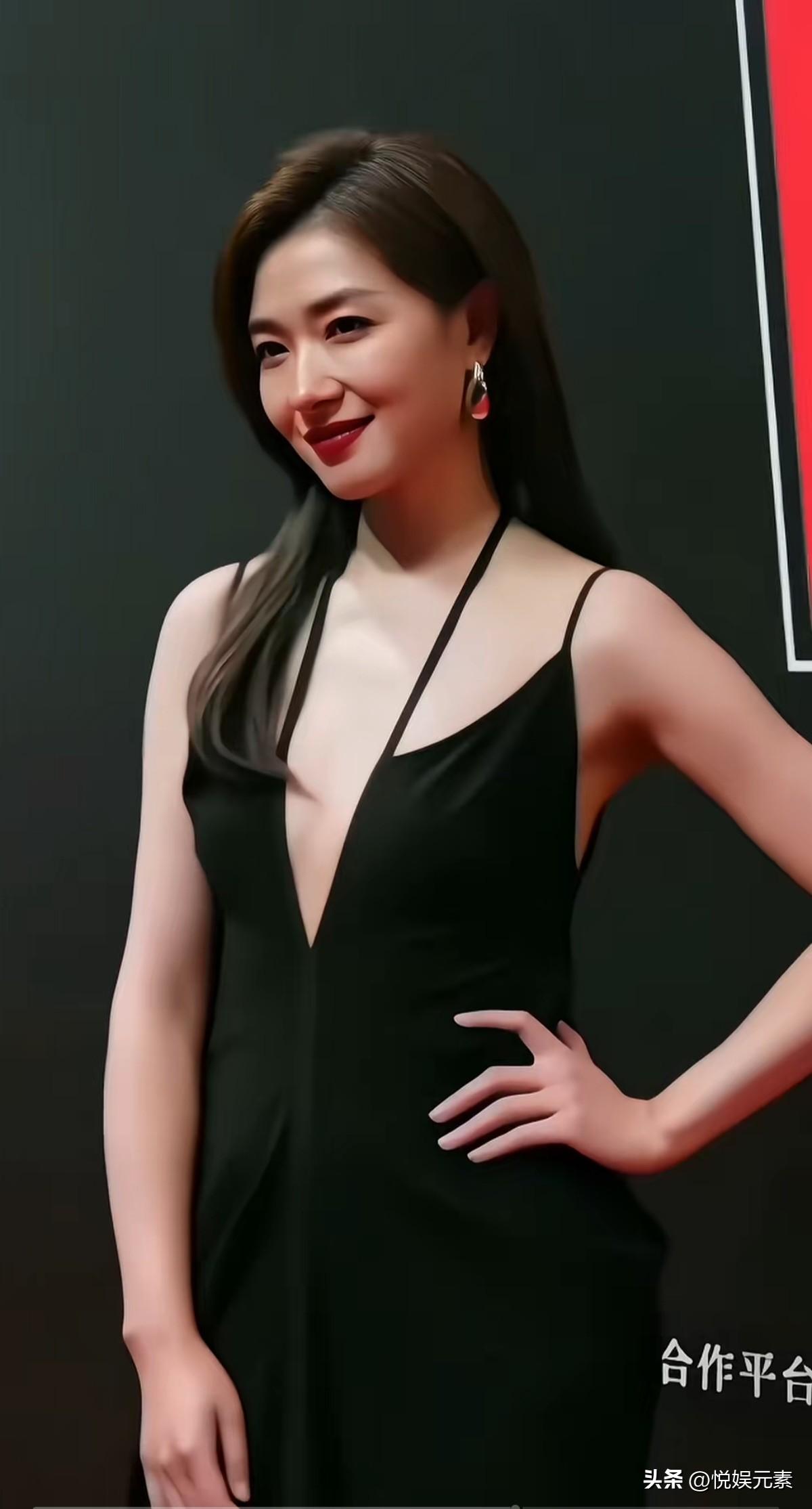 万茜身材很棒，
然而万茜最厉害的是她的眼睛，
她的笑意最让人无法自拔，
真不愧是