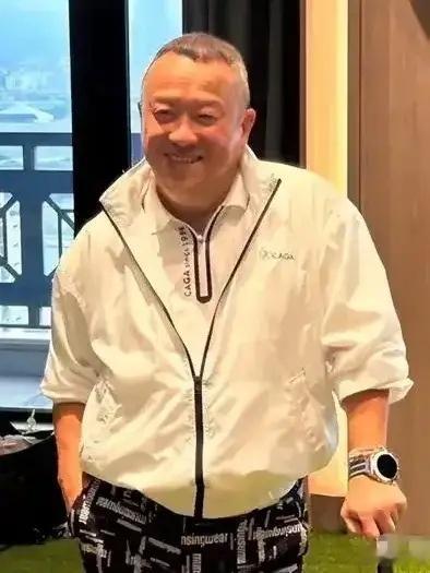 曾志伟道歉曾志伟这个人可能有点好色，但作为香港老一辈明星，在大是大非面前还是挺拎