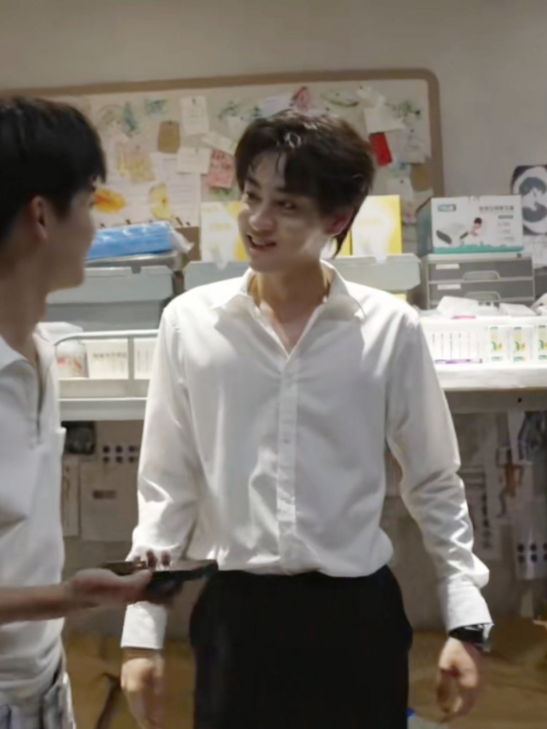 当伦家没看过花絮里的田雷吗 本身就难看的镭镭在郑朋旁边更是老态龙钟 