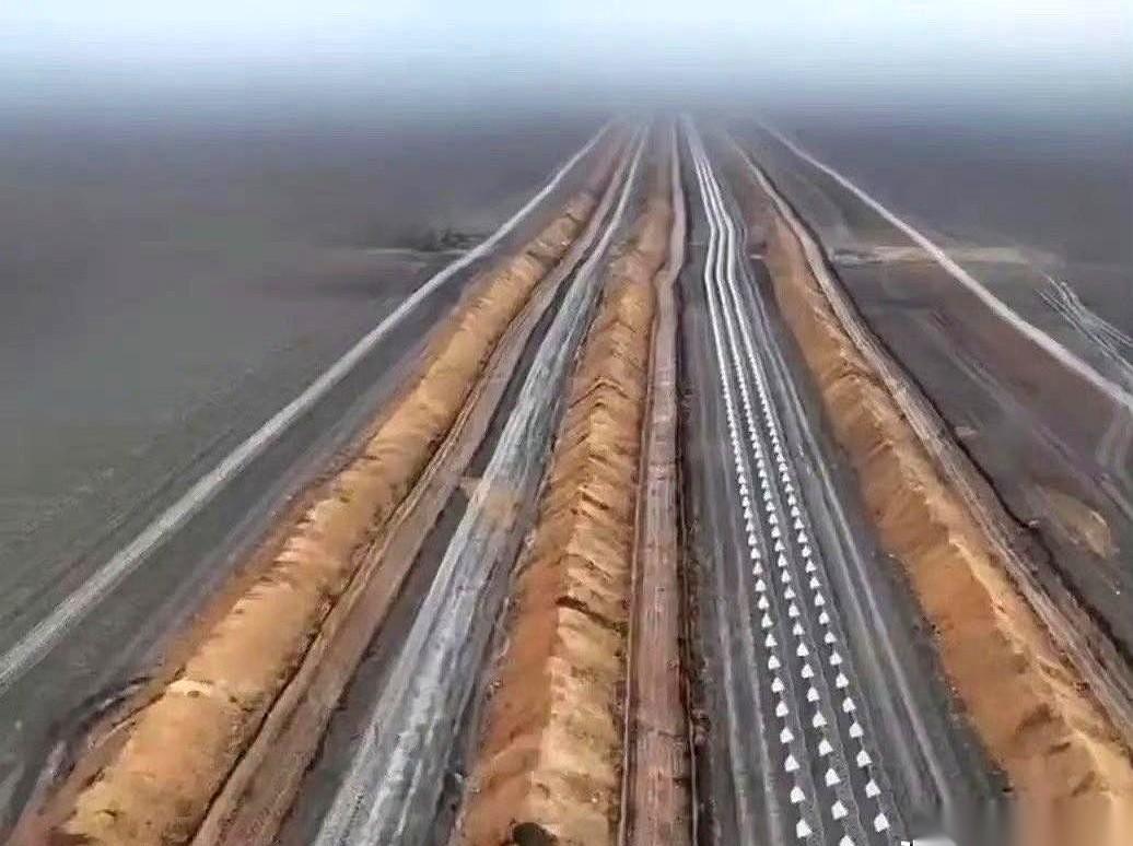 刷到个视频，有点恍惚。
乌克兰，吭哧吭哧挖了三千公里的反坦克壕，铺了一千多公里的