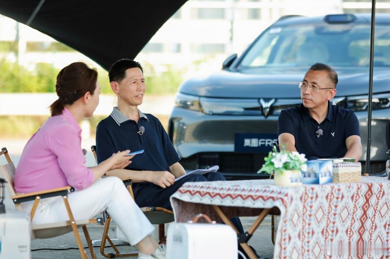 岚图在襄阳央视《顶级实验室》直播中首发岚海智混技术，通过52℃/ -24℃超充、