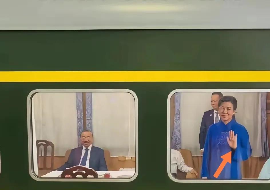 越南主席苏林和夫人乘“绿皮火车”回越南车窗内挥手告别。