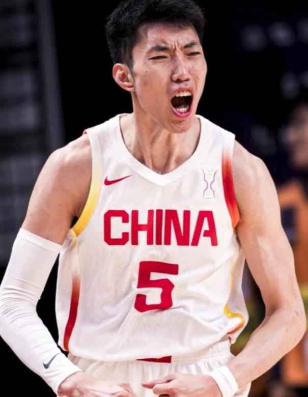 爷爷是体校校长，爸爸开体育公司，没想到00后的他，已成男篮领军，他就是廖三宁。 