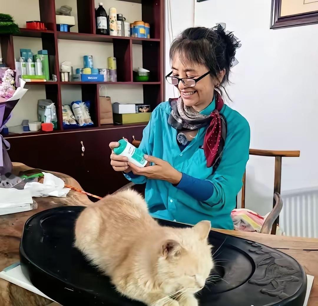 刷到李勤勤悼念秦焰的动态，被戳中了：好的感情，从来不需要靠结婚证来盖章。
相伴多