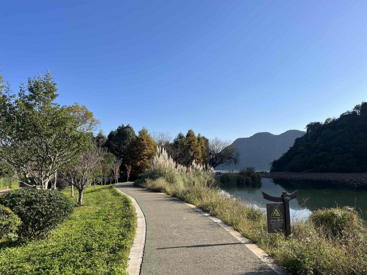 最硬的后台，是账户余额。
最铁的关系，是自身本事。

最硬的后台，从不是谁的庇护