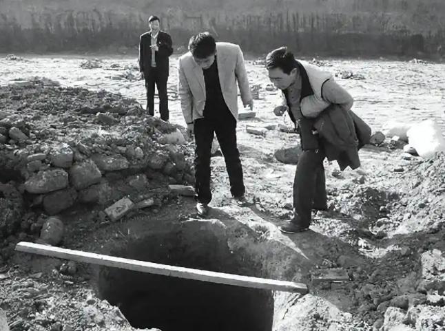 2010年，河南林州，挖机一铲子下去“咣当”一声，师傅赶紧下来查看，结果，密密麻