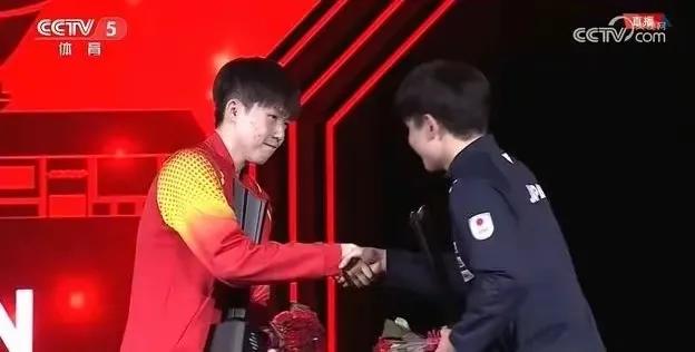 张本智和，为什么这么招人烦？

第一，赢球就集体狂欢，输球独自承受，太双标！
第