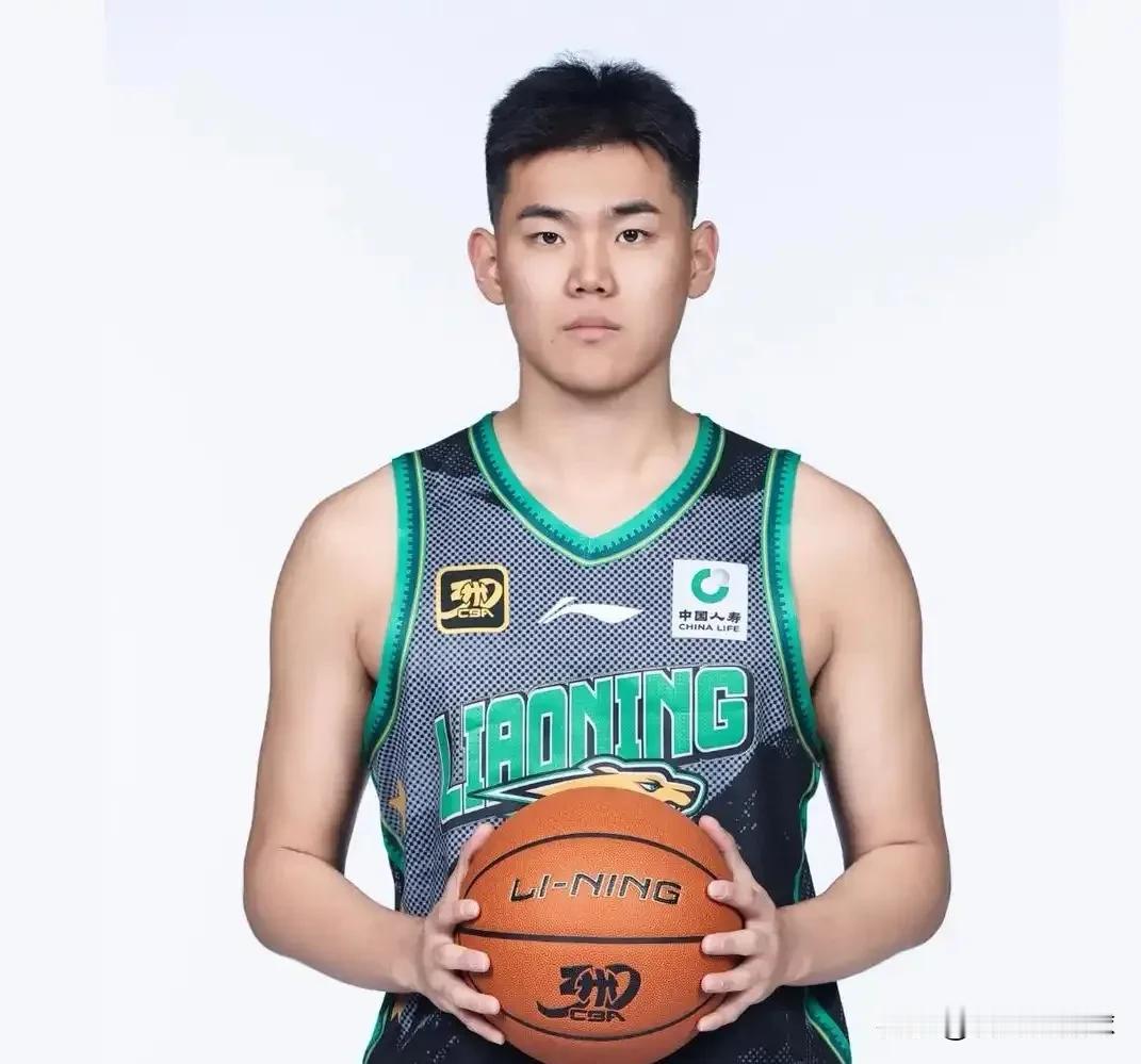 因为球场斗殴被禁赛三年，让辽宁男篮青年球员黄秋实被球迷熟知，看过他的篮球轨迹，原