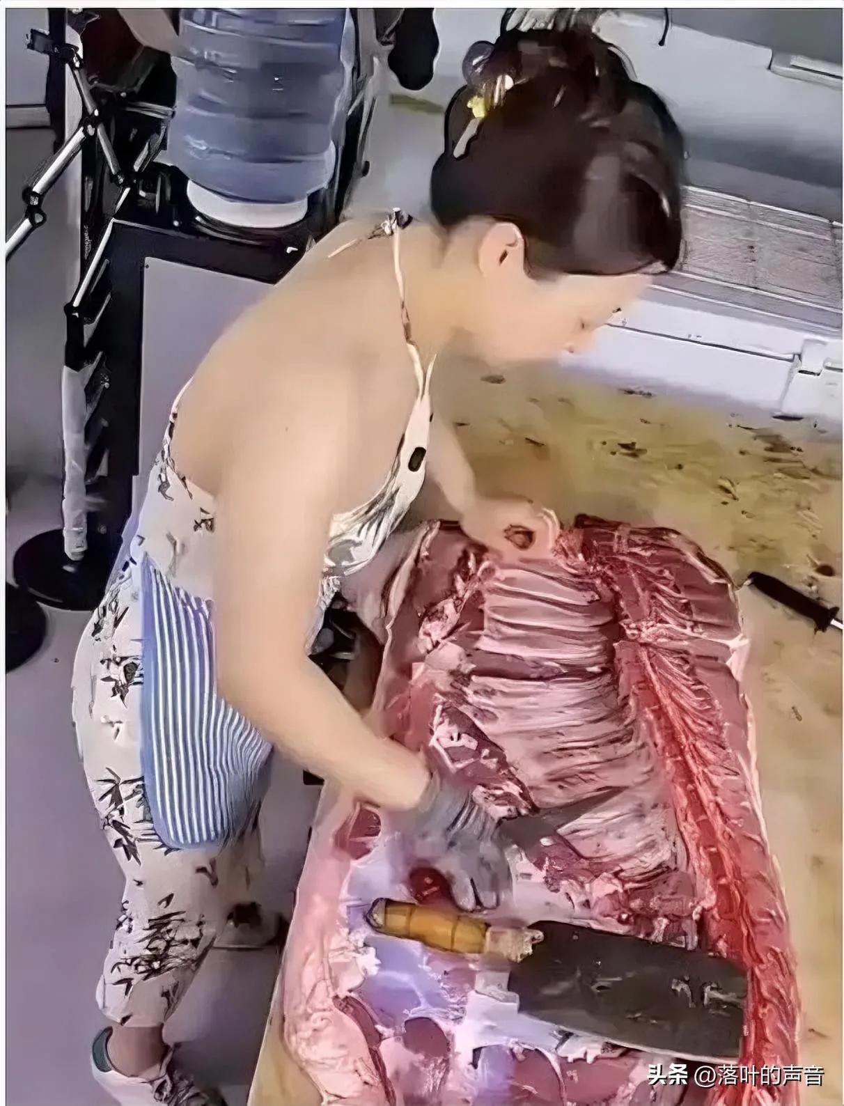女子卖猪肉，为了吸引顾客，穿着清凉，被网友质疑刻意为之，有失其做人的行业品德。