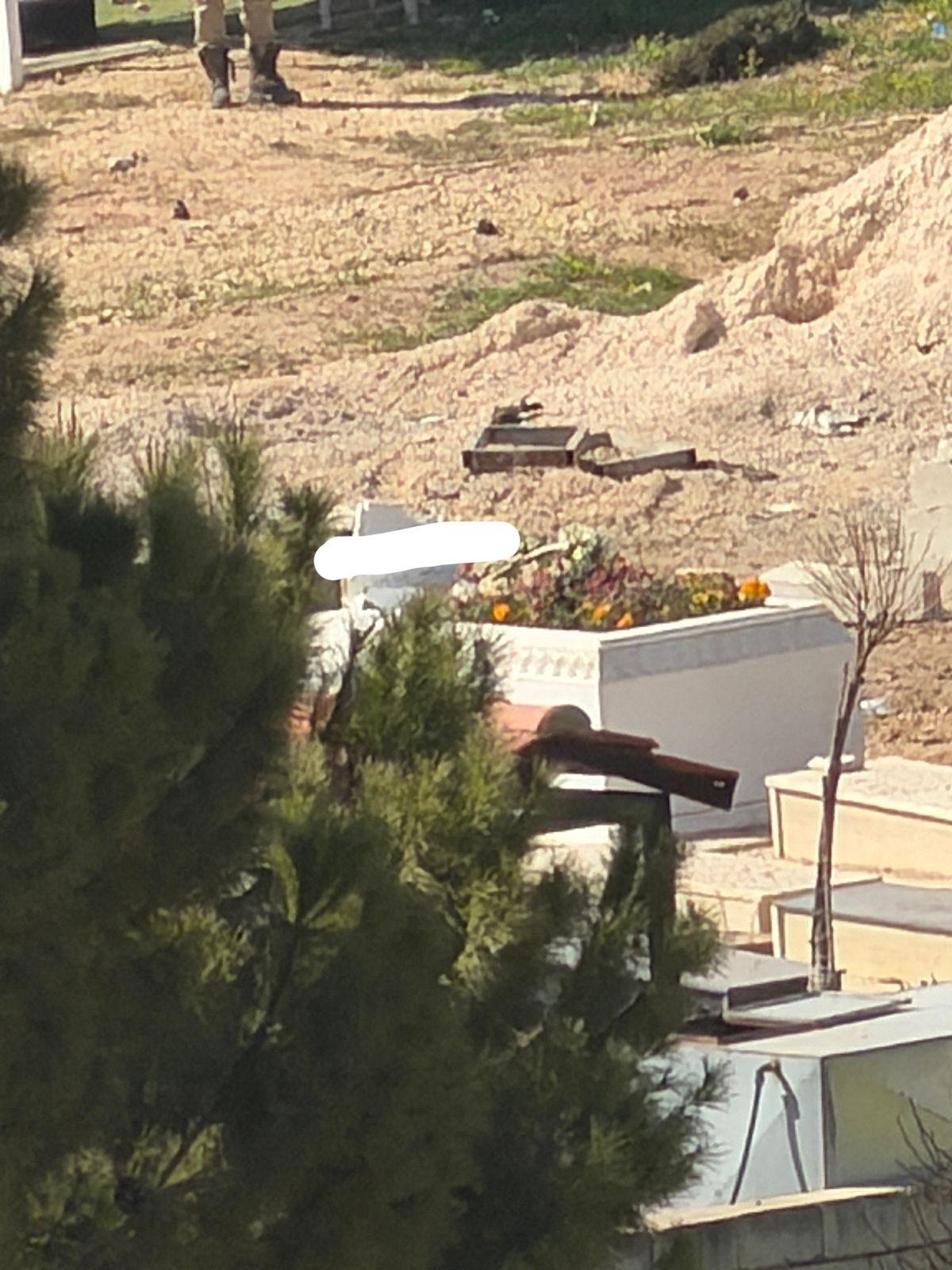 来自黎巴嫩的llamaxbt描述了以色列空袭摧毁她父亲墓地的经过。她的父亲最近下